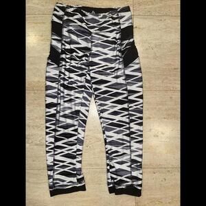 Athletic collection cropped black‎ white print legging woman’s small